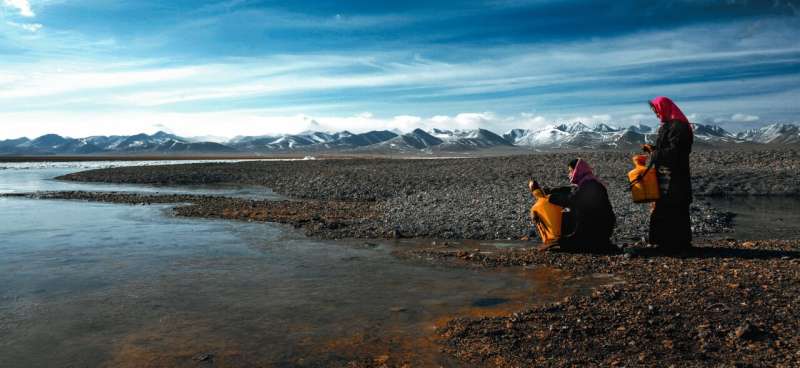 Remote lake emissions from the Tibetan Plateau challenge global climate modelling
