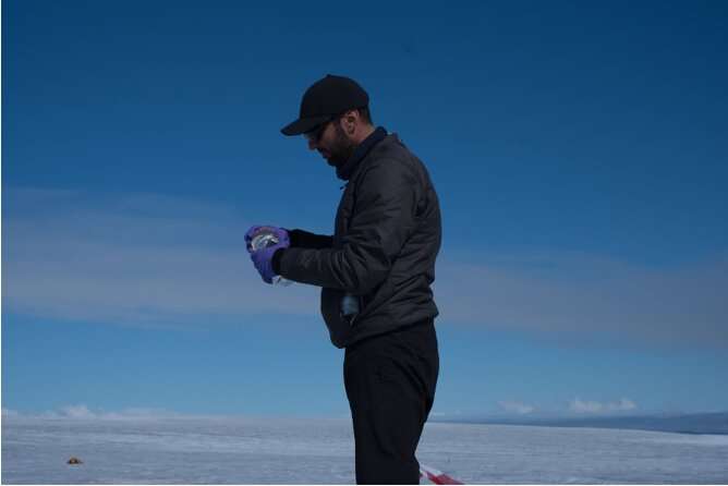 Investigadores descubren que la capa de hielo está repleta de microorganismos