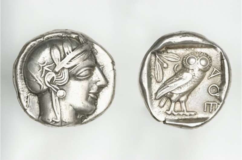 Los investigadores ayudan en el estudio del catálogo ROM de monedas griegas antiguas.