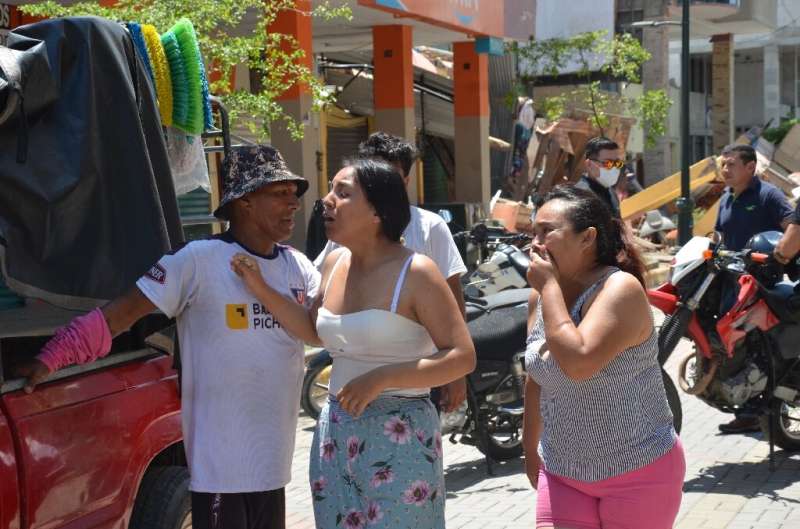 Los residentes lloran después de que un terremoto destruyó edificios en la ciudad de Machala, Ecuador el 18 de marzo de 2023