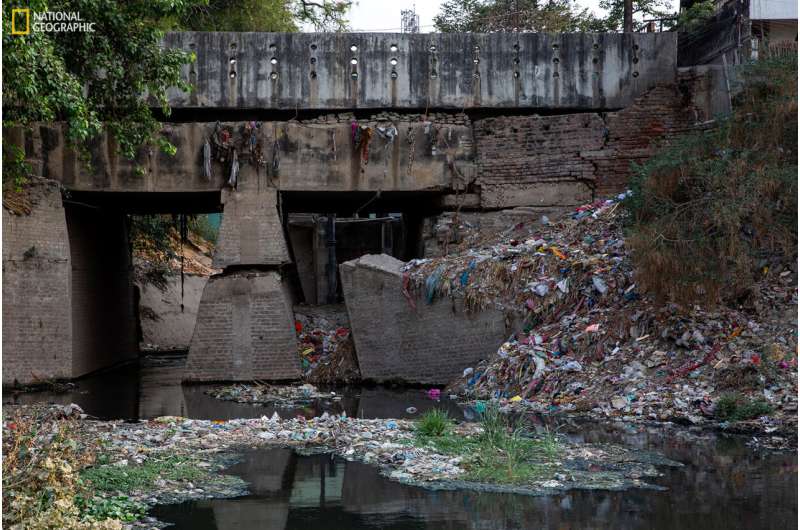 Rivers contain hidden sinks and sources of microplastics