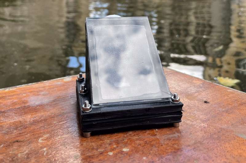 Solar-powered device produces clean water and clean fuel at the same time