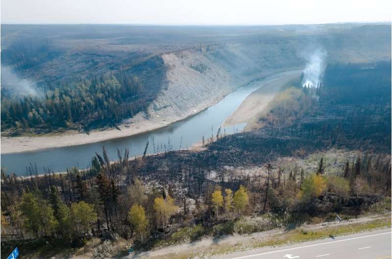 Περίπου 18 εκατομμύρια εκτάρια (σχεδόν 70.000 τετραγωνικά μίλια) γης κάηκαν φέτος στη μεγαλύτερη περίοδο πυρκαγιών στον Καναδά.