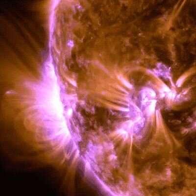 Strong solar flare erupts from Sun