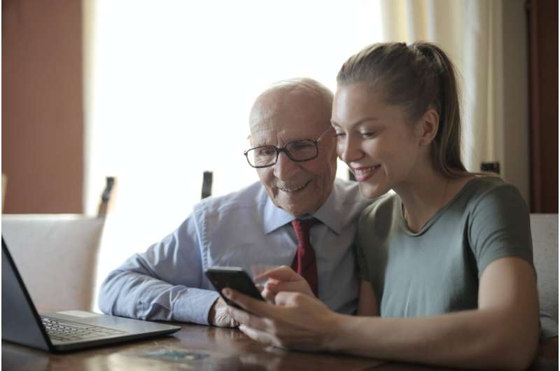 Siga estas cinco etapas para ajudar os adultos mais velhos a se tornarem digitalmente experientes