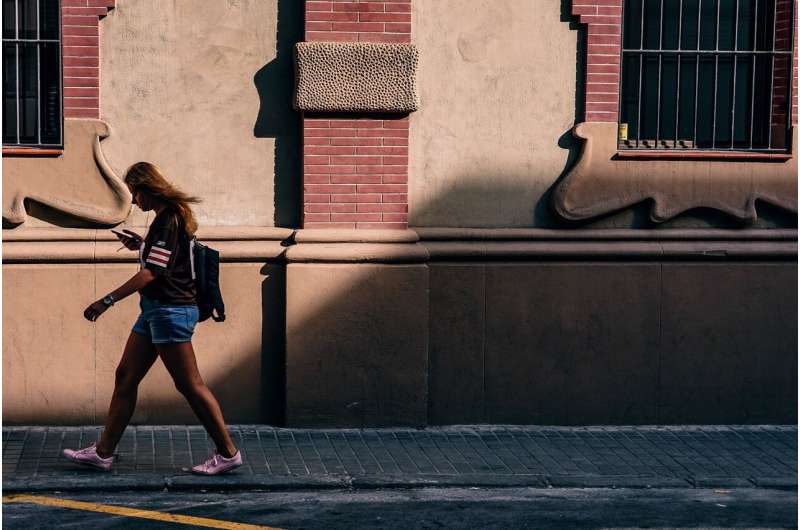 Texting while walking makes college students more likely to fall