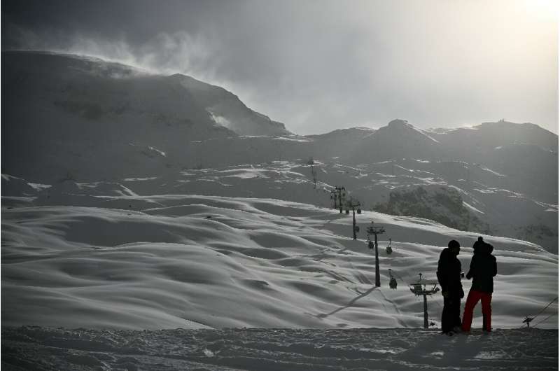 The Zermatt-Cervinia track between Switzerland and Italy has been hit by strong winds and heavy snowfall