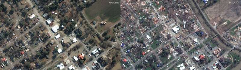 Эта комбинация спутниковых изображений показывает улицу Уолнат в Роллинг-Форк, штат Миссисипи, до и после мощного торнадо.