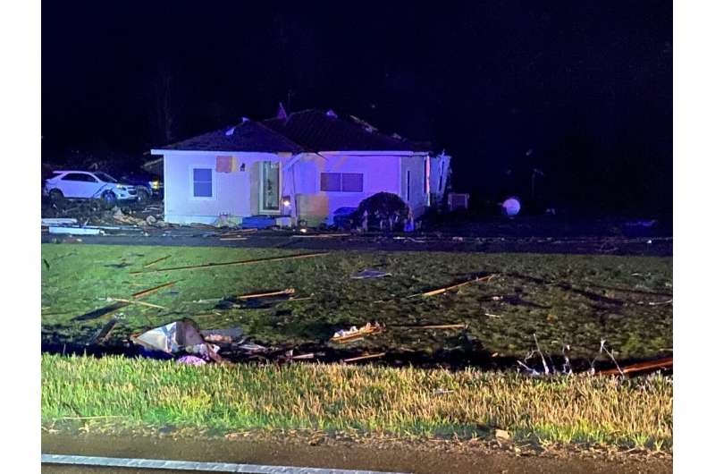 На этом изображении, полученном от дорожного патруля Миссисипи, показан поврежденный дом недалеко от Силвер-Сити после того, как торнадо приземлился — в