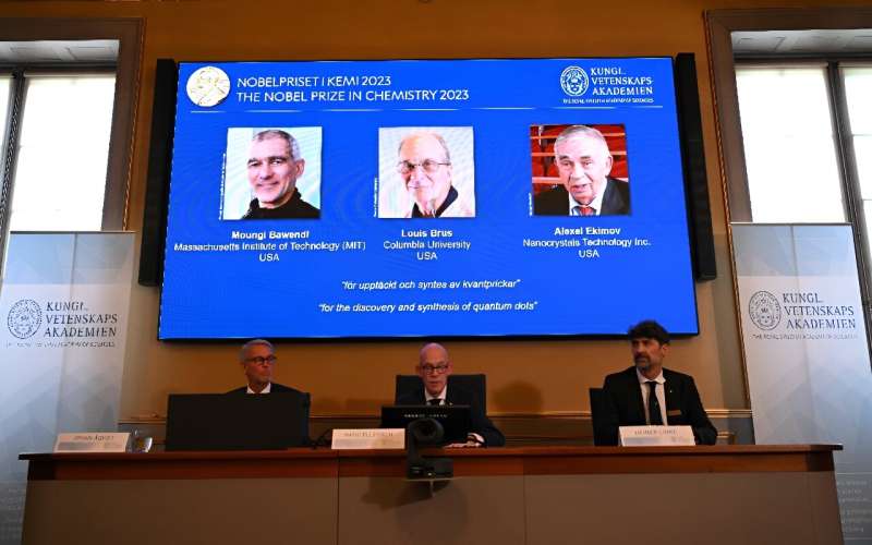 De laureaten van dit jaar Moungi Bawendi, Louis Brus en Alexei Ekimov tijdens de bekendmaking van de winnaars van de Nobelprijs voor scheikunde 2023 aan de Koninklijke Zweedse Academie van Wetenschappen in Stockholm