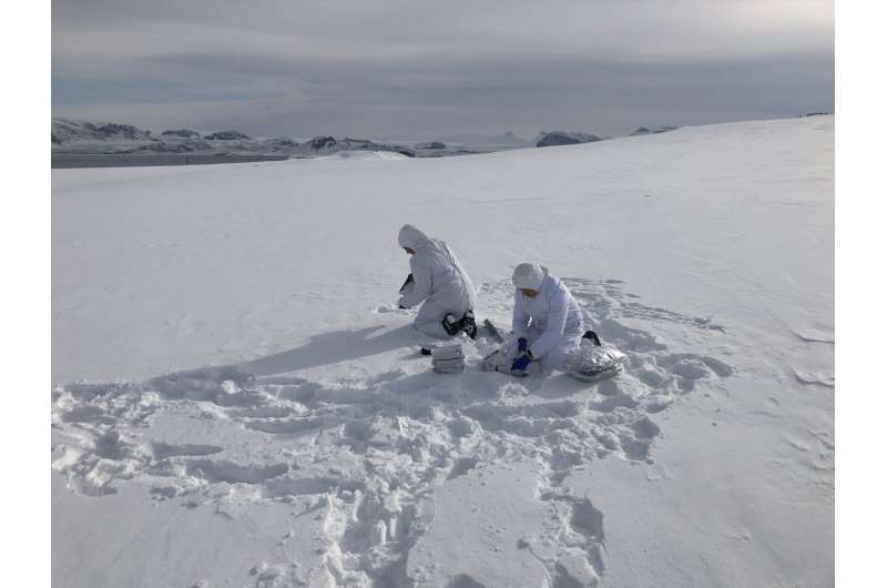 Traces d'agents de protection solaire dans la neige au pôle Nord