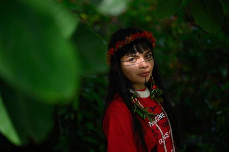 Дедушка Тсаи Суруи защищал тропический лес с луком и стрелами;  она является частью нового поколения активистов коренных народов d