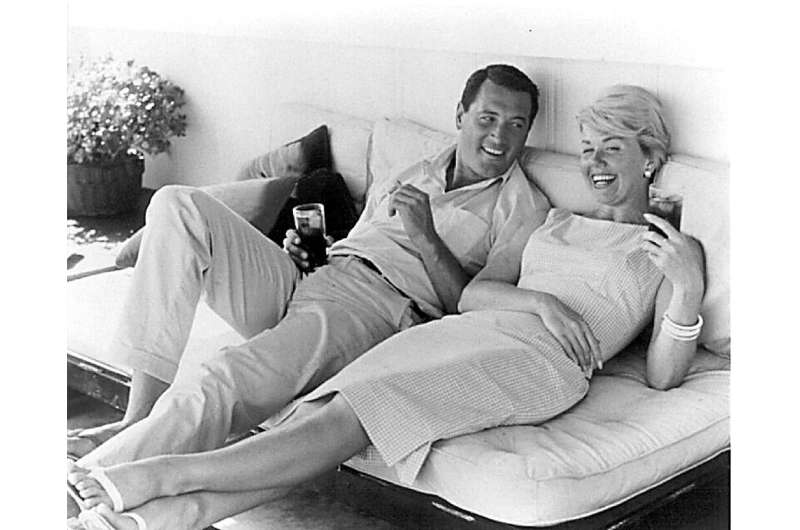O ator norte-americano Rock Hudson (E), retratado com Doris Day, tornou-se a primeira vítima de AIDS de alto nível em 2 de outubro de 1985, aos 59 anos de idade.