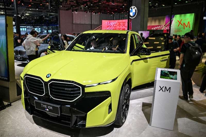 Các nhà sản xuất ô tô phương Tây đang chạy đua để bắt kịp các đối thủ Trung Quốc trên thị trường xe điện quan trọng tại Shanghai Auto Sh