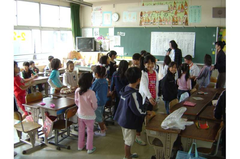 Why do Japanese teachers seem unready to teach critical thinking in classrooms?