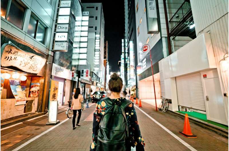 mujer caminando de noche