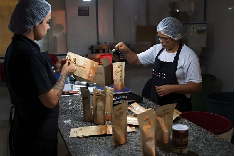 Los trabajadores empacan café pájaro Jacu, que a menudo lo compran clientes que buscan una bebida única o aquellos que valoran las agrofores sostenibles.