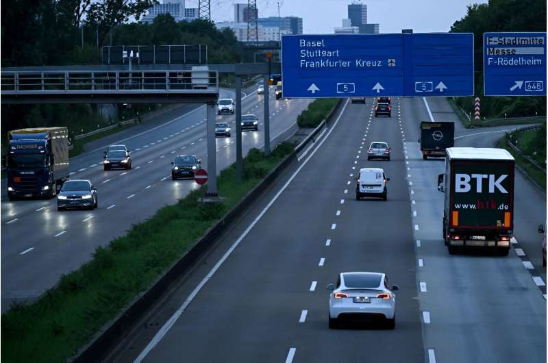 A feasibility study recommends widening a key motorway in Germany to 10 lanes