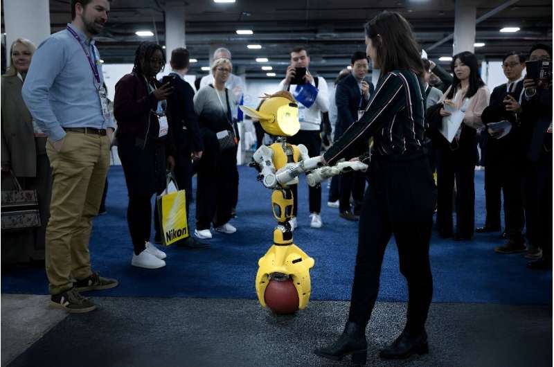 Um robô Miroki, da empresa francesa Enchanted Tools, é visto durante a Consumer Electronics Show em Las Vegas