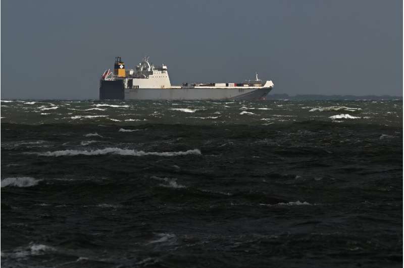 Ein Schiff wartet am 28. August 2024 in Port Phillip Bay in Melbourne, während starke Winde durch die Stadt wehen.