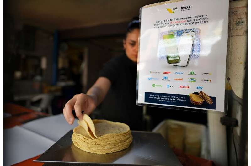 Un cartel en una tienda de la Ciudad de México informa a los clientes sobre una nueva aplicación que pueden usar para comprar tortillas.