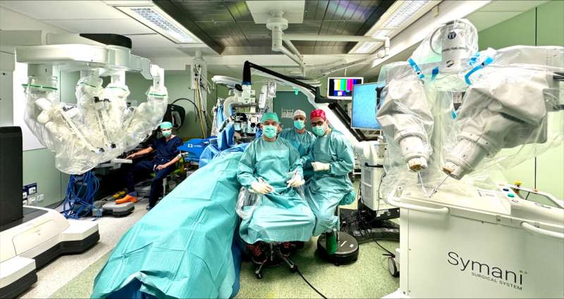 Uma novidade mundial: UZ Brussel realiza a primeira cirurgia robótica dupla em paciente com linfedema após cirurgia de mama