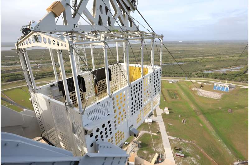 Artemis teams install emergency escape baskets at NASA Kennedy