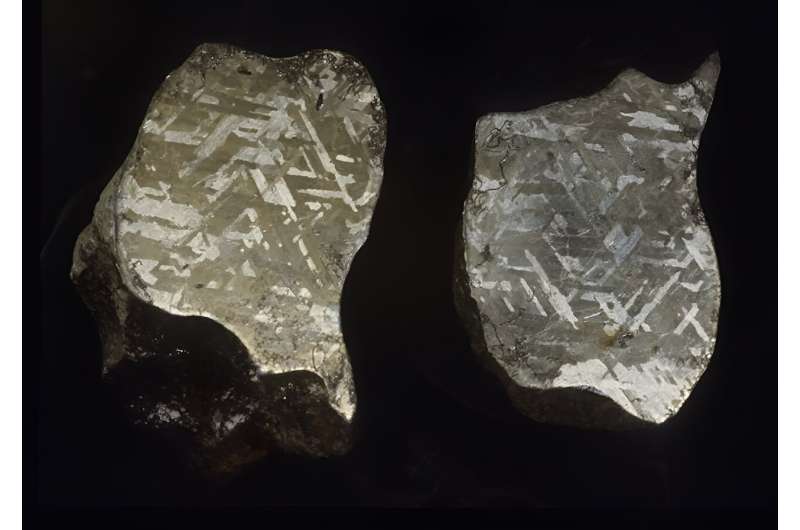 Australian 'bush glass' bears the fingerprints of a cosmic collision with an iron meteorite