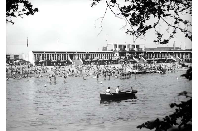 Back to the future: the beach on the Marne at Champigny-sur-Marne in 1936. It is due to reopen again next year