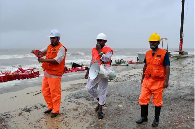 Bangladeshi authorities have mobilised tens of thousands of volunteers to alert people to the danger of the coming cyclone