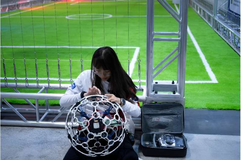 Os intervalos são incorporados às partidas de futebol com drones para que os jogadores possam fazer os reparos necessários