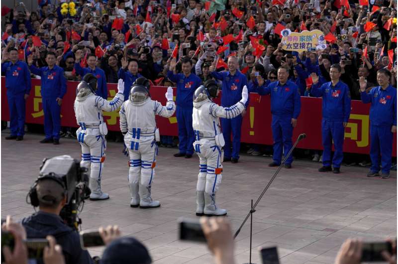 Китай запускає екіпаж із трьох осіб на свою космічну станцію, щоб до 2030 року відправити астронавтів на Місяць