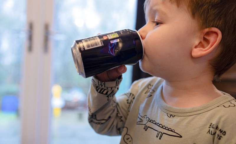 Escolher bebidas açucaradas em vez de suco de frutas para crianças está associado ao risco de obesidade adulta