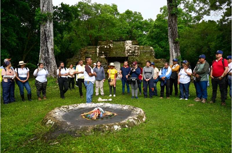 Anführer des kolumbianischen Amazonasbeckens nehmen am 25. Juli 2024 an einer Maya-Zeremonie an der archäologischen Stätte von Uaxactun in der Petén-Maya-Biosphäre in Guatemala teil