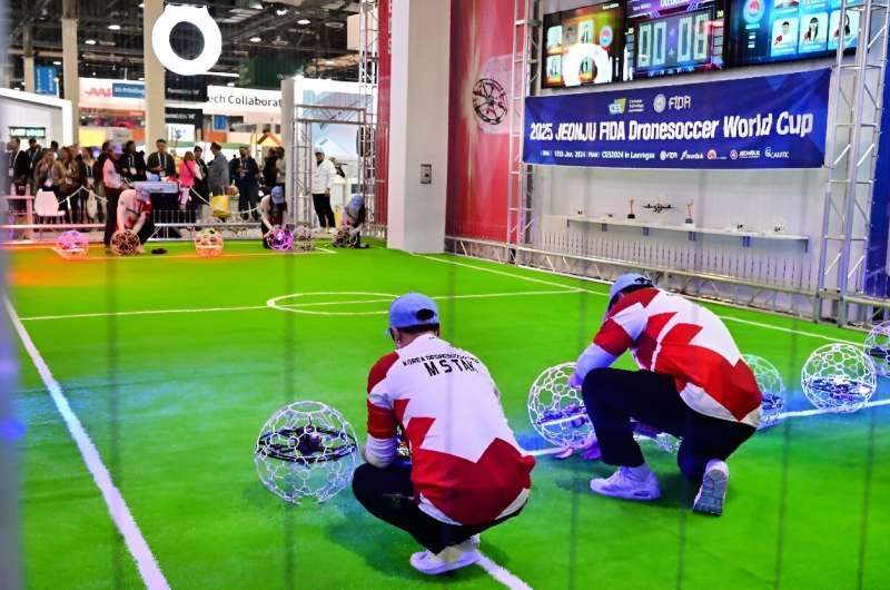 Os competidores posicionam seus drones para o futebol drone, um jogo inventado pela primeira vez em 2016 por um engenheiro sul-coreano