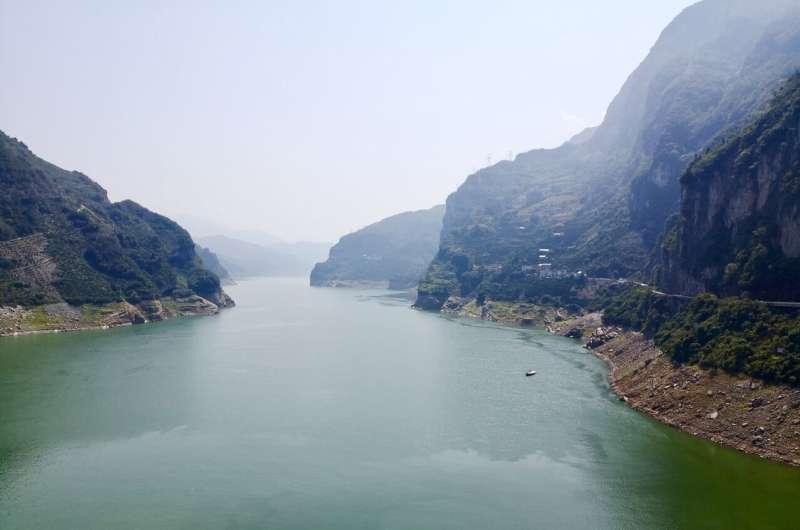 Continuing climate warming trend and pronounced interannual variability in precipitation in the Three Gorges Region in 2022–2023