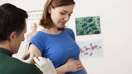A toma da vacina COVID-19 é mais provável durante a gravidez se receber outras vacinas