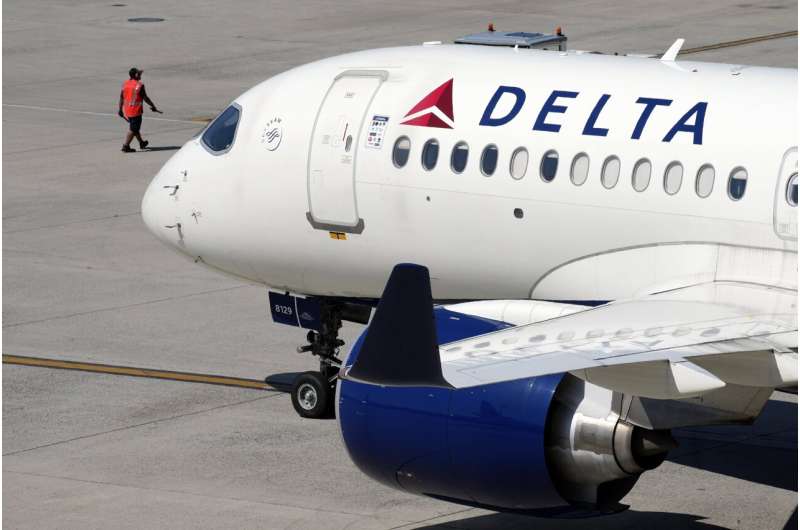 CrowdStrike y Delta se enfrentan para ver quién es el culpable de que la aerolínea cancele miles de vuelos