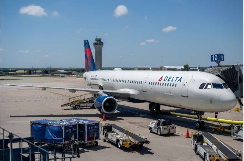 Delta Air Lines reported higher profits in the final quarter last year, but trimmed earnings expectations going forward