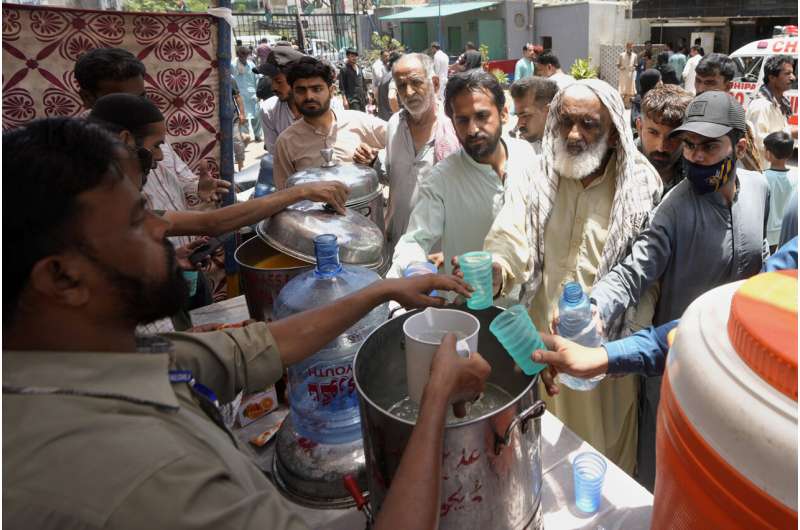 Doctors treat hundreds of victims of heatstroke in Pakistan after heat wave hits the country