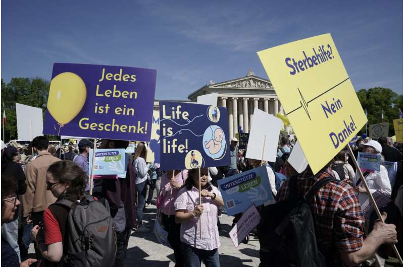 Experts group says abortion in Germany should be decriminalized during pregnancy's first 12 weeks