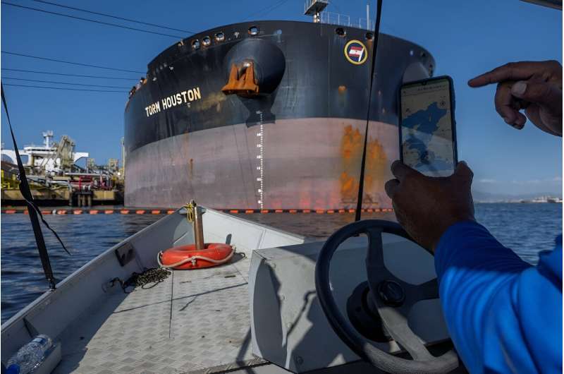 Frustrated by what they saw as a lack of official response, the fishermen of Guanabara Bay decided to take matters into their own hands. With the support of the global non-governmental organization 350.org, they developed an app that they could use to report pollution in the bay.