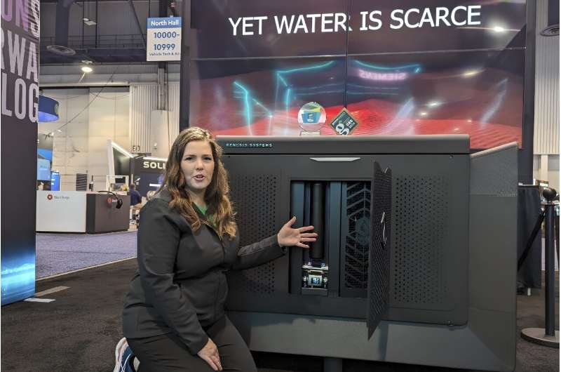 Người đồng sáng lập Genesis Systems, Shannon Stuckenberg, thảo luận về hoạt động bên trong của thiết bị WaterCube chiết xuất nước từ không khí trong Triển lãm Điện tử Tiêu dùng ở Las Vegas