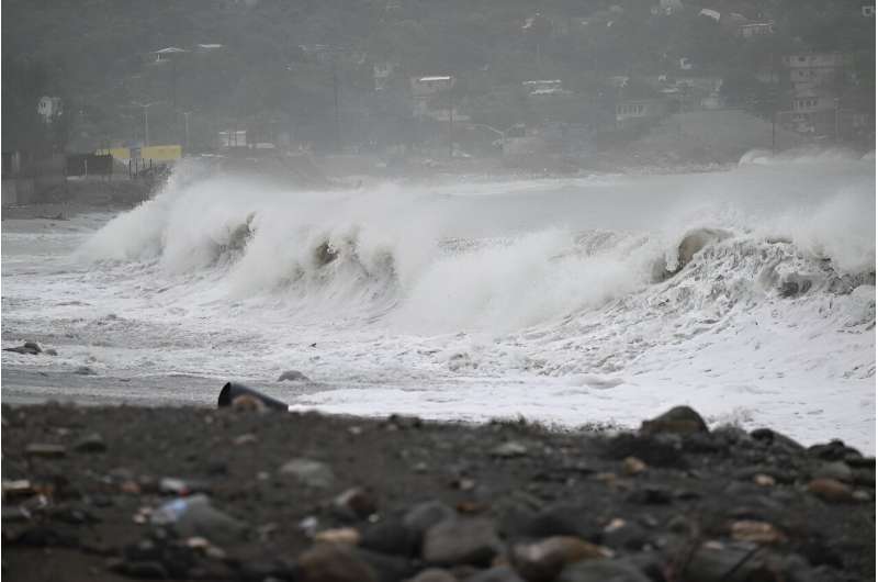Olas altas rompen en la playa de Kingston, Jamaica, antes de la llegada del huracán Beryl el 3 de julio de 2024.
