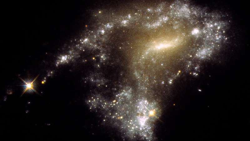 Hubble detects celestial 'string of pearls' star clusters in galaxy collisions