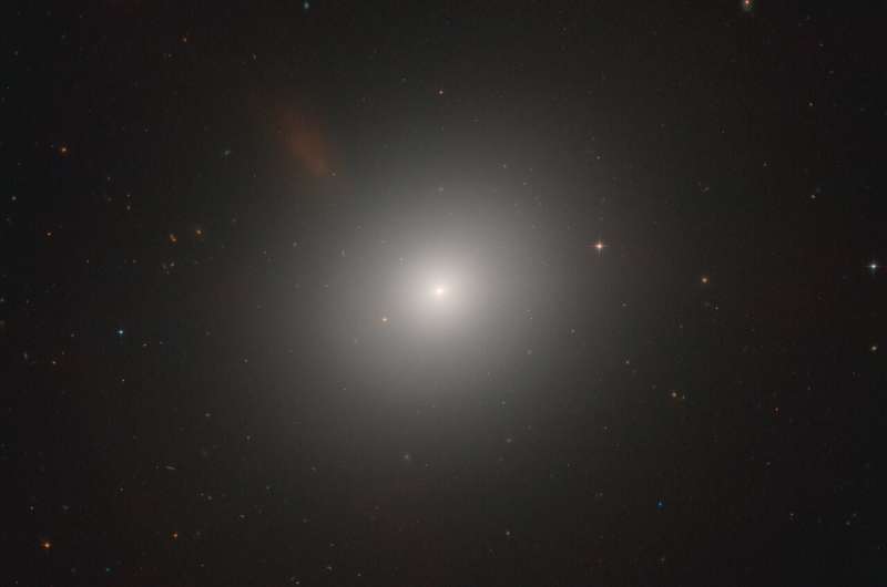 Hubble examines elliptical galaxy Messier 105