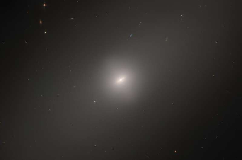 Hubble views NGC 3384, a galaxy settling into old age
