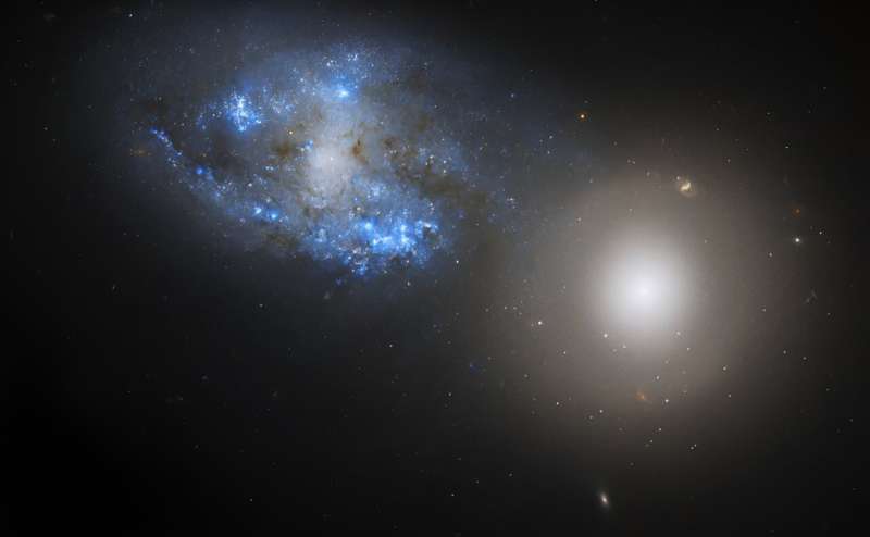 Image: Hubble spies side-by-side galaxies