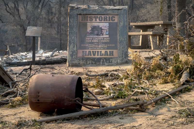 In Zentralkalifornien kämpften Feuerwehrleute gegen einen großen Brand im Sequoia National Forest, der Heimat weltberühmter Riesenmammutbäume