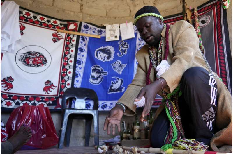 En Sudáfrica, los curanderos tradicionales se unen a la lucha contra el VIH.  El estigma sigue siendo alto en las zonas rurales